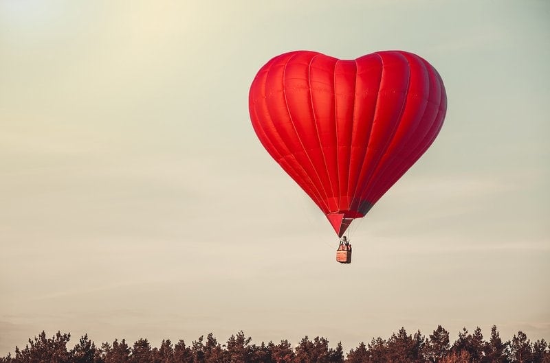 červený teplovzdušný balón v tvare srdca