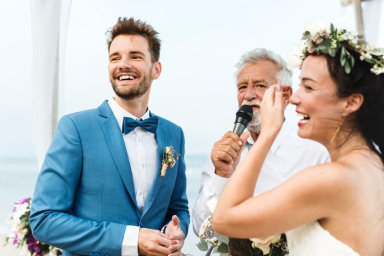 svadobný príhovor otca nevesty, na fotke mladomanželký pár a otec s mikrofónom