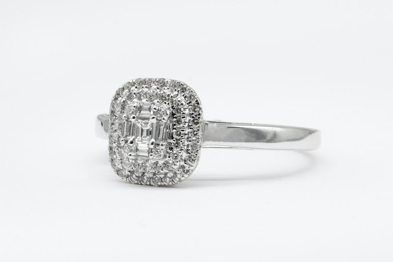 zásnubný prsteň z bieleho zlata s centrálnym diamantom
