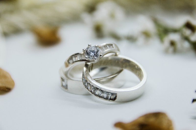 dva diamantové prstene z bieleho zlata opreté jeden o druhý