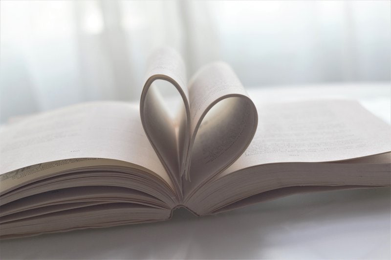 srdce vytvorené z ohnutých stránok v knihe na bielom pozadí