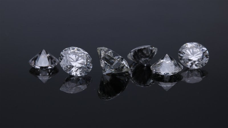šesť diamantov usporiadaných do jedného radu na tmavom pozadí