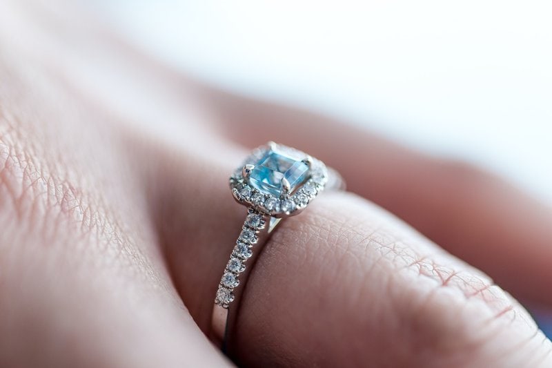 detailný záber na diamantový prsteň nasadený na prste