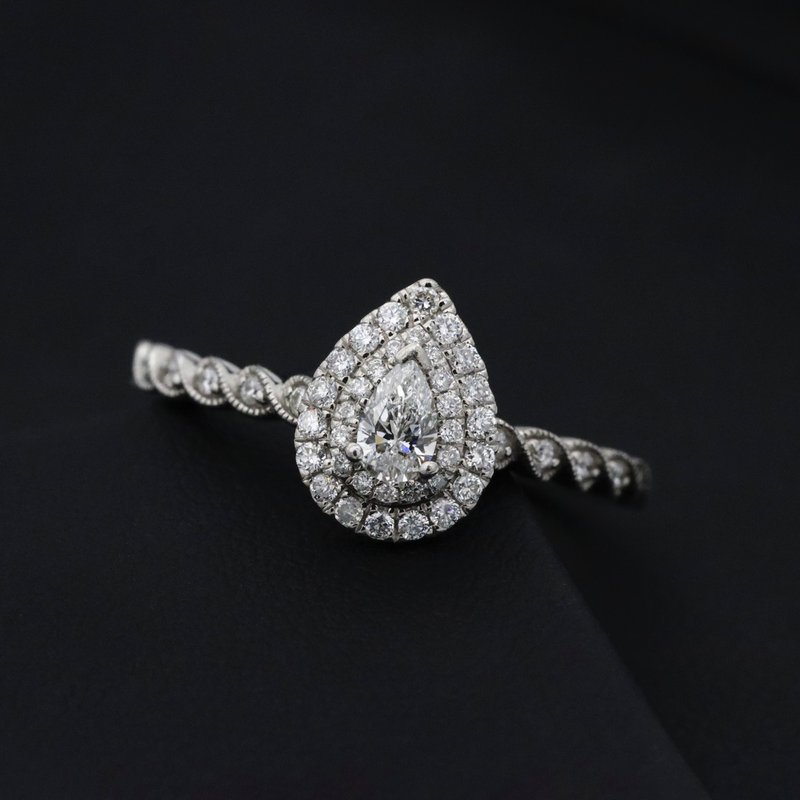 diamantový prsteň v tvare pear na tmavom pozadí