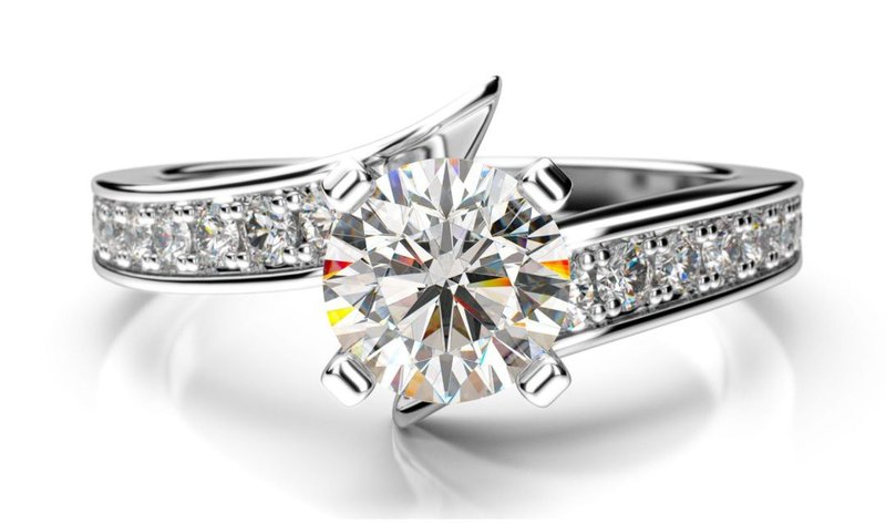 diamantový prsteň s postrannými diamantmi z bieleho zlata