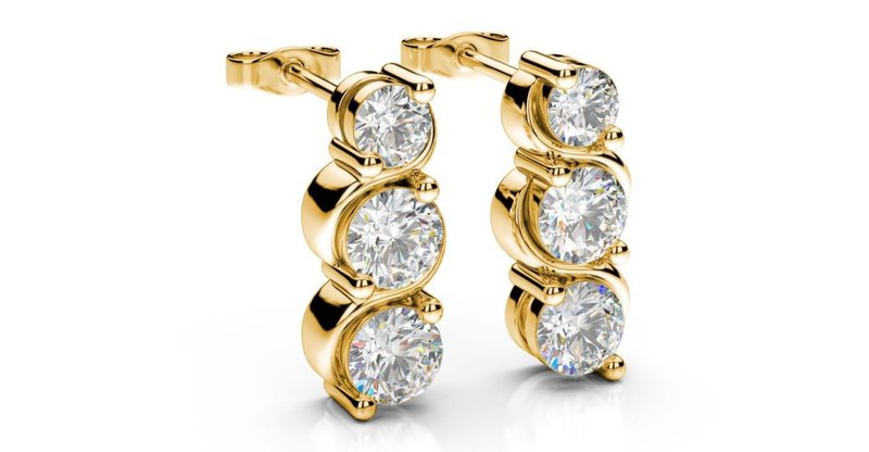 krátke diamantové visiace náušnice zo žltého zlata s troma diamantmi