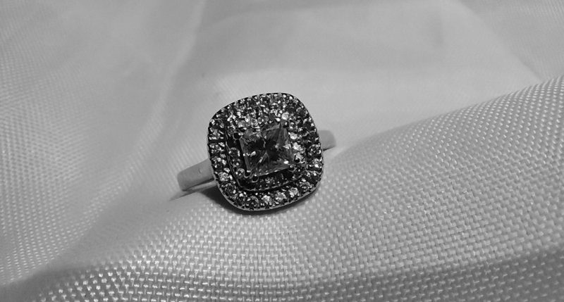 diamantovy-zasnubny-prsten-na-bielom-podklade-vytvoreny-na-mieru-podla-priani-zakaznicky