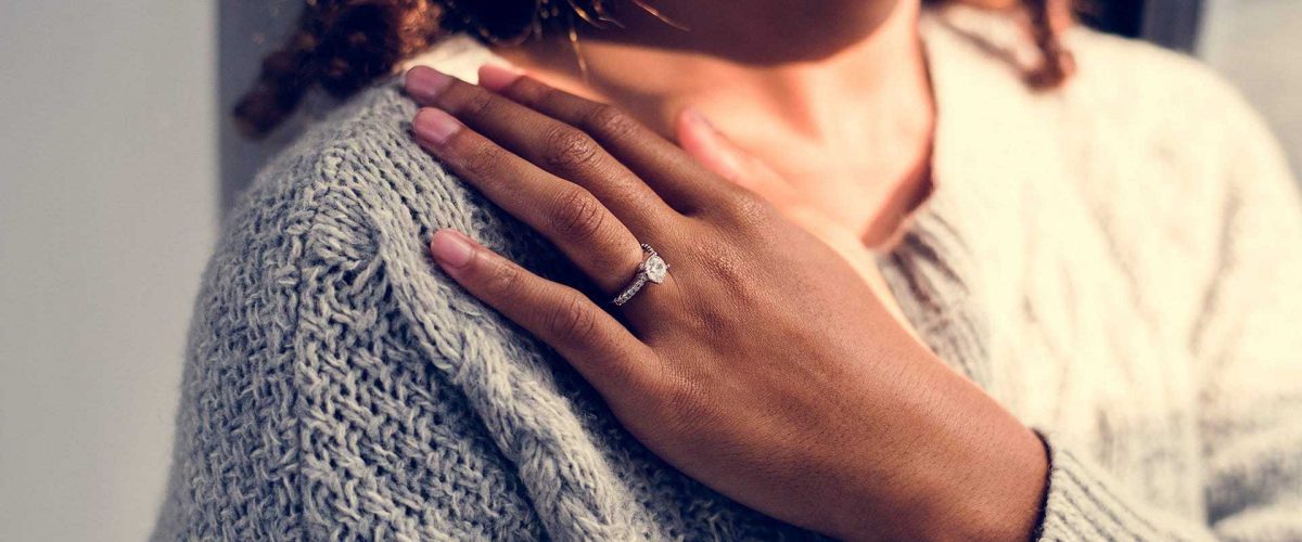 krásna žena so zásnubným prsteňom na prstenníku ľavej ruky