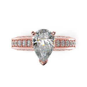 Zásnubný prsteň s postrannými diamantmi - pohľad zhora